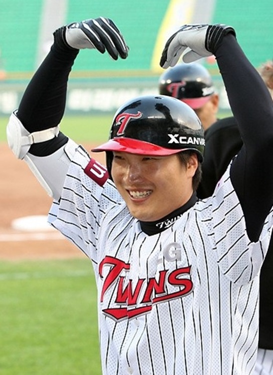       팬들을 향해 '하트'를 만들어 보이는 이진영 선수