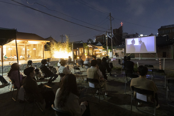 제22회 전주국제영화제 기간 중에 열린 '골목 상영' 모습.(사진=전주국제영화제 제공)
