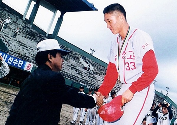 1998년 전국체전 수상식에서 악수하는 이진영 선수