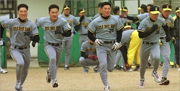 쌍방울 시절 동료들과 훈련하는 이진영 선수(맨 왼쪽)