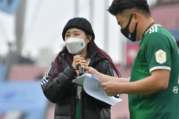 경기장을 찾은 문근영 배우가 관중들에게 인사하고 있다 (사진 제공=전북현대)