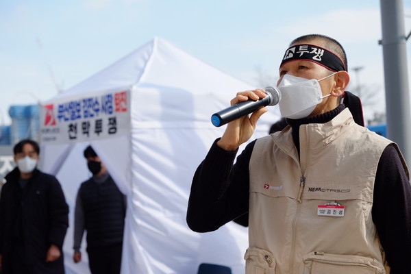 김진성 전국언론노동조합 부산일보 지부장이 9일 김진수 부산일보 사장 퇴진을 촉구하며 부산일보 앞에서 삭발 투쟁에 나섰다.(사진=전국언론노조 제공)