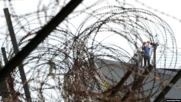 A visitor takes photos toward the North’s side at the Imjingak Pavilion in Paju, near the border with North Korea, South Korea, Sept. 24. / 2021.2021년 9월 24일, 남북 분단선에 인접한 파주의 임진각에서 방문객이 북측을 향해 사진을 촬영하고 있다.