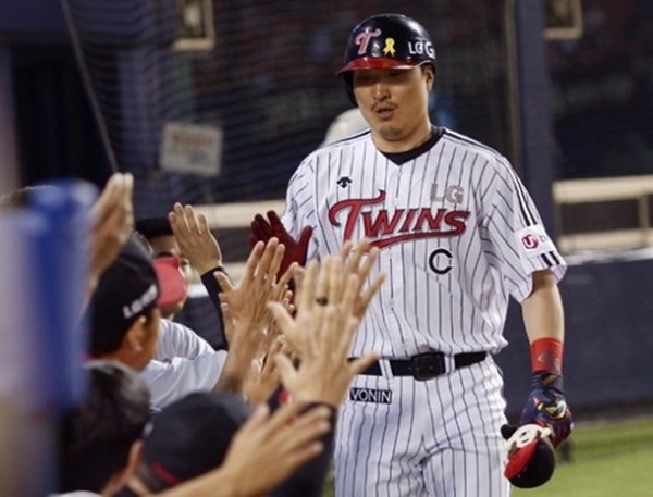 쓰리런 홈런을 날리고 동료들과 하이파이브하는 이진영 선수(LG 시절)