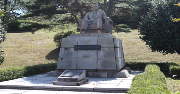 고창군 고창읍 석교리에 위치한 인촌 김성수 동상(친일 잔재)