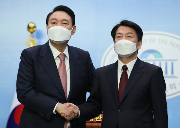 윤석열 국민의힘 후보와 안철수 국민의당 후보가 3일 오전 국회 소통관에서 단일화 기자회견을 마치며 악수하고 있다.(사진=국회사진기자단 제공)