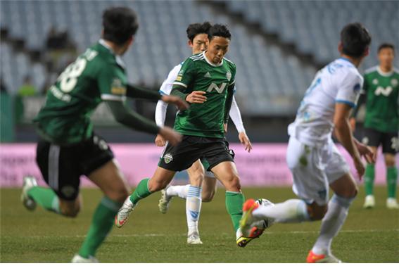 전북현대 백승호가 중원에서 공격의 활로를 열고 있다(사진=전북현대모터스)