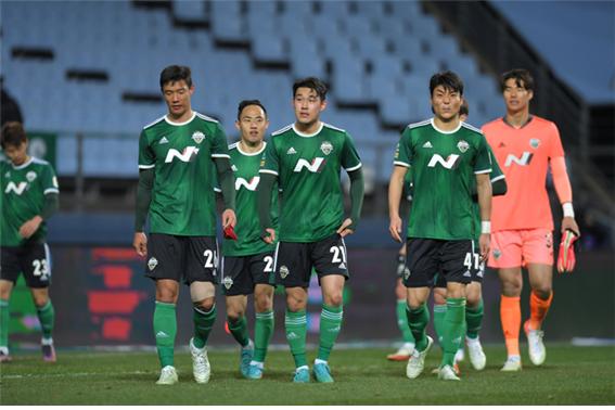 패배한 전북현대 선수들의 표정에서 아쉬움이 묻어난다(사진=전북현대모터스)