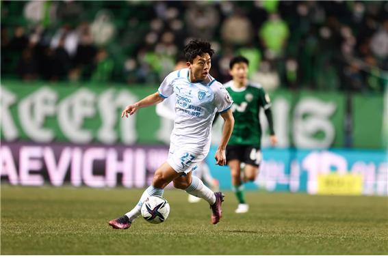 드리블하는 포항의 정재희, K리그1 3R MVP에 선정되었다(사진=한국프로축구연맹)