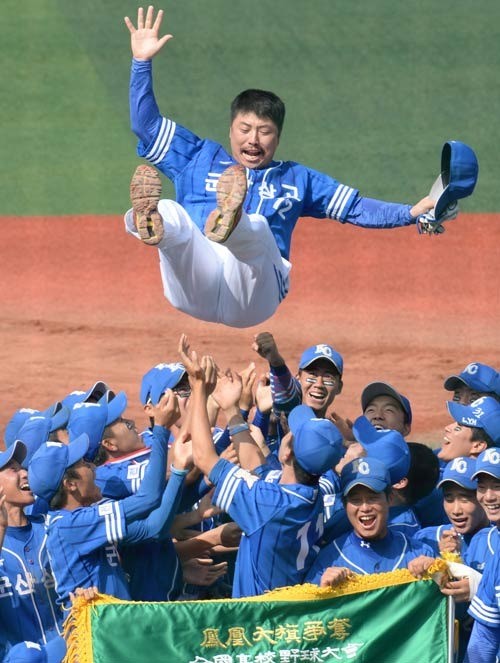 제41회 봉황대기를 거머쥔 군산상고 선수들이 석수철 감독을 헹가래치고 있다.