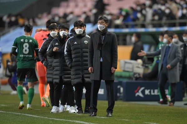 전북 김상식 감독과 코치진 (사진=전북현대모터스 제공)