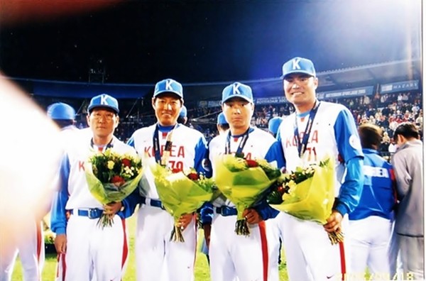 1996년 애틀랜타 올림픽 본선 티켓 걸린 제18회 아시아야구선수권대회에서 준우승을 차지하고(오른쪽에서 두 번째 석수철 선수)