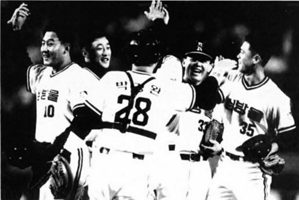 전주에서 벌어진 1996년 플레이오프 2차전을 승리로 장식하고 환호하는 쌍방울 선수들(1996년 10월 9일 자 ‘한겨레’)