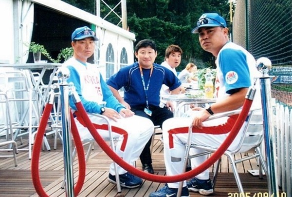 네덜란드 암스테르담에서 열린 제36회 야구월드컵 대회에서 준우승을 차지하고(왼쪽 석수철 코치)