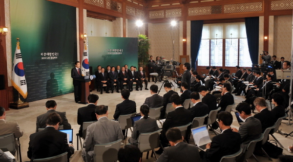 2009년 9월 30일 이명박 전 대통령이 청와대에서 출입기자단을 대상으로 'G20정상회의 유치 보고 특별기자회견'을 하고 있다.(사진=청와대 제공)