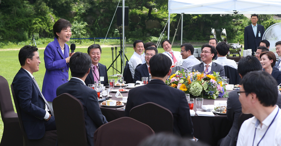 2013년 5월 31일 박근혜 전 대통령이 청와대 녹지원에서 열린 출입기자단 오찬에서 인사말을 하고 있다.(사진=청와대 제공)