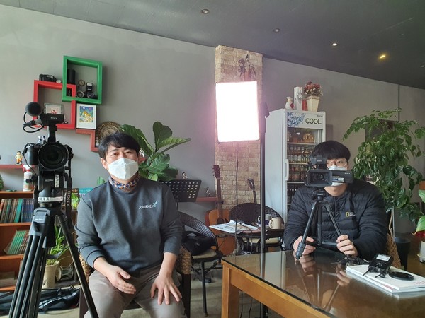 다큐 제작을 위해 인터뷰를 하고 있는 김 감독 일행