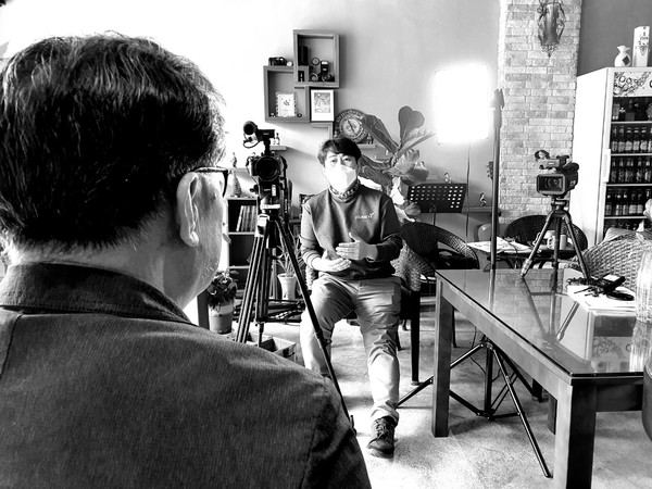 1980년대와 현재의 국내 언론 상황에 대해 필자와 인터뷰를 하고 있는 김 김독