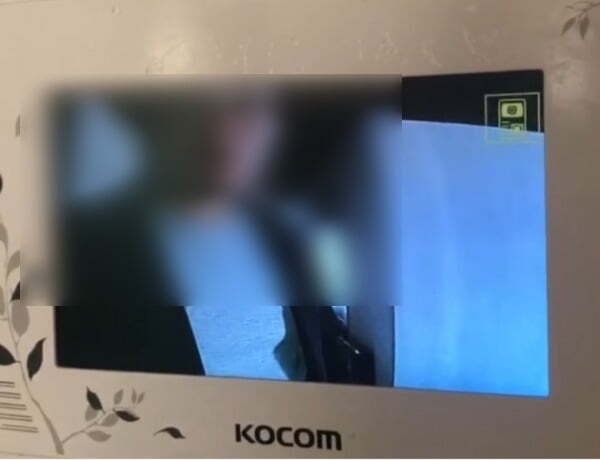 2019년 9월 언론사 기자가 조국 전 장관 딸의 집 앞에서 초인종을 누르고 있는 모습.(사진=조국 전 장관 페이스북 캡처)