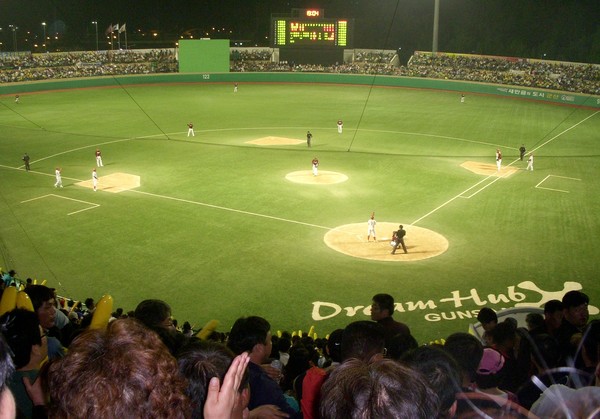 1회말 KIA 공격 진행 중인 군산야구경기장을 찾은 KIA 팬들의 열띤 함성은 군산구장의 초가을 밤하늘로 퍼져나갔다.