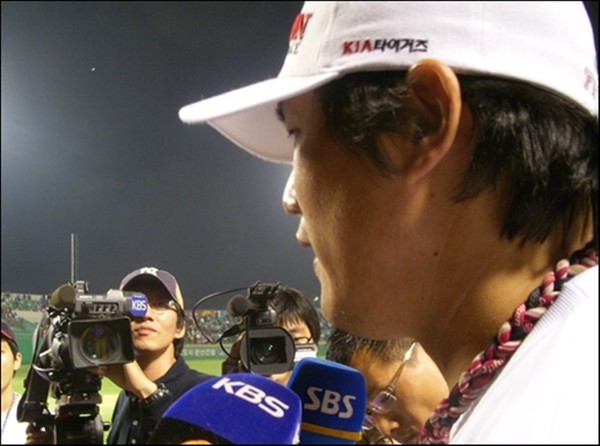             인터뷰하는 최희섭 선수