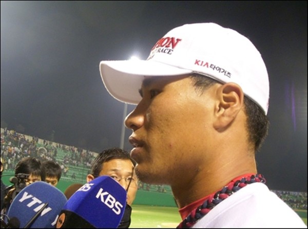            인터뷰하는 김상현 선수