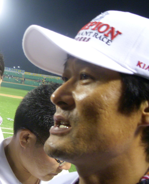                      인터뷰하는 이종범 선수