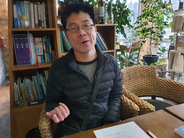 온몸으로 묻고, 온몸으로 기사를 쓰는 이영광 기자.