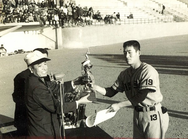 기업은행 시절(1965년) 최우수 선수상을 받은 최관수 투수