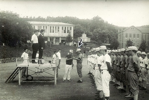 최관수 감독 취임식(사진 뒷면에는 부임 첫날이라는 설명과 함께 김봉연, 노석균, 나창기, 하태문 등 당시 군산상고 선수들 이름이 적혀 있었다.)