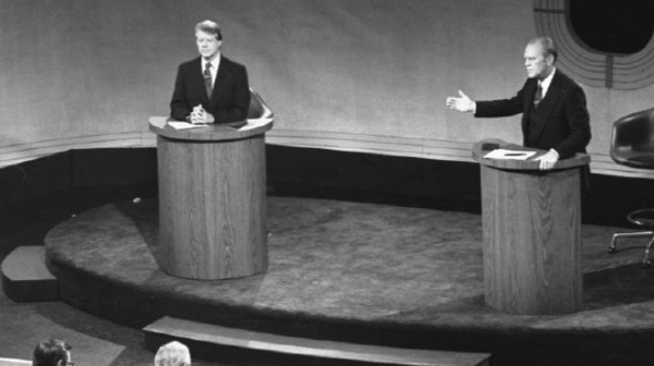 1976년 미국 공화당 대선 후보 제럴드 포드(오른쪽)와 민주당 대선 후보 지미 카터(왼쪽)가 토론을 벌이고 있는 모습(CNN 캡처)