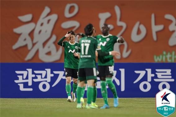 전북 현대의 김보경이 팀의 두 번째 골을 성공시킨 뒤 동료들과 기뻐하고 있다 (사진=한국프로축구연맹)