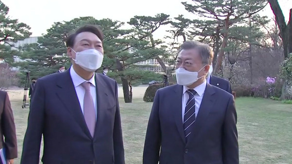 문재인 대통령과 윤석열 대통령 당선인이 3월 28일 청와대 상춘재에서 만나 대화를 나누고 있다.(YTN 캡처)