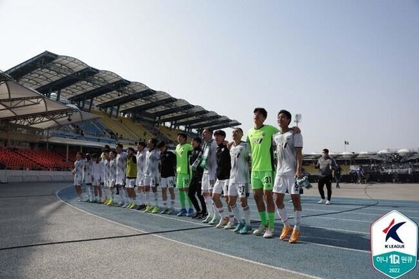 네 골을 퍼부으며 승리한 전북 선수들이 관중들과 ‘오오렐레’를 하고 있다(사진=프로축구연맹)