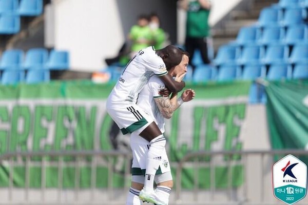 기뻐하는 일류첸코와 바로우. 일류첸코는 두 골, 바로우는 1골 1도움을 올리며 맹활약했다(사진=프로축구연맹)