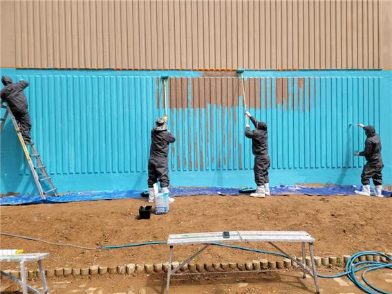군산보호관찰소는 14일 군산나운종합사회복지관 주변에서 벽화 그리기 사업을 펼쳤다.(사진=군산보호관찰소 제공)