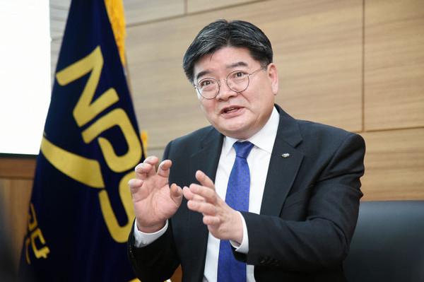 임기를 1년 4개월 앞두고 사표를 제출한 국민연금공단 김용진 이사장