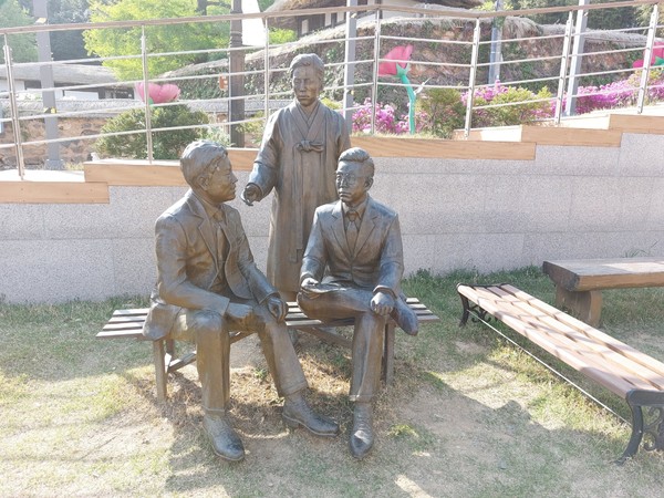 시문학파 3인 동상