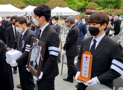 고(故) 한승헌 변호사의 노제가 25일 고인이 졸업한 전북대에서 열렸다.