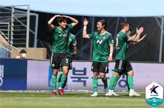 ​​​​​​​선제골을 넣은 뒤 하트세리머니를 펼치는 류재문 (사진=프로축구연맹)