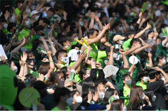 경기장을 찾은 전북 팬들이 박수와 함성으로 선수들을 응원하고 있다 (사진=전북현대)