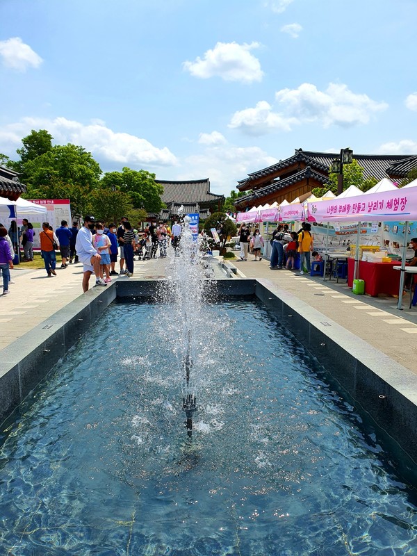                    춘향제 부대행사가 한창인 광한루 입구 모습