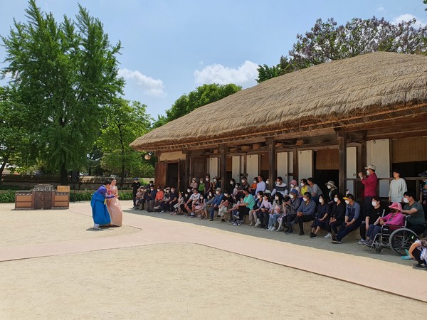 광한루 내에 있는 월매집에서 '춘향전 마당극'을 감상하고 있는 시민들