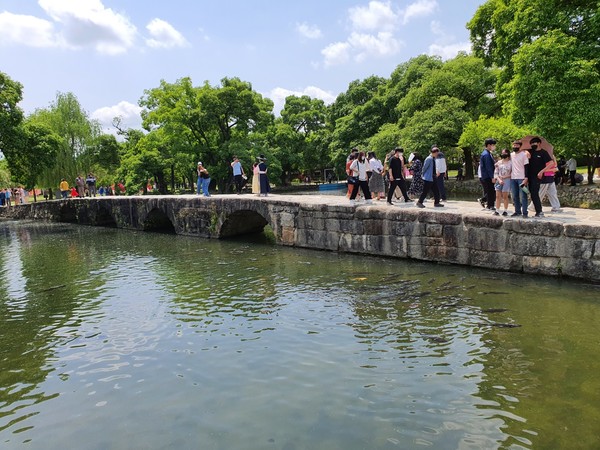 오작교 위 많은 사람들