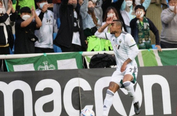 결승골의 주인공 구스타보가 본인의 전매특허 세리머니를 펼치고 있다(사진=프로축구연맹)