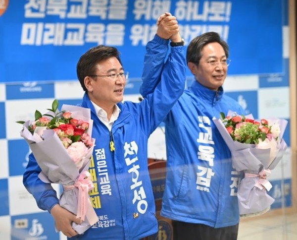 천호성·황호진 후보(왼쪽부터)가 13일 천호성 예비후보로의 단일화를 선언했다.(사진=천호성 캠프 제공)