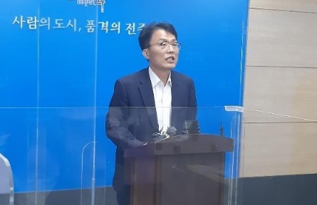 이중선 더불어민주당 전 전주시장 예비후보가 4월 7일 사퇴 의사를 밝혔다.