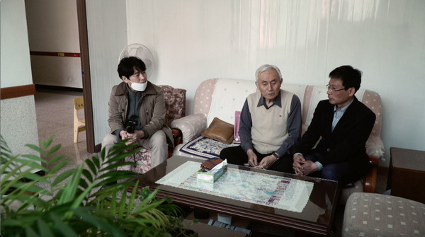 1980년 당시 신흥고등학교 교사들과 대화를 나누고 있는 김종관 감독(맨 왼쪽)  