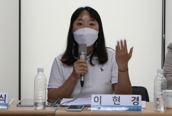열띤 토론으로 시선을 모은 이현경 옥천신문 편집국장(사진=전북민언련 제공)