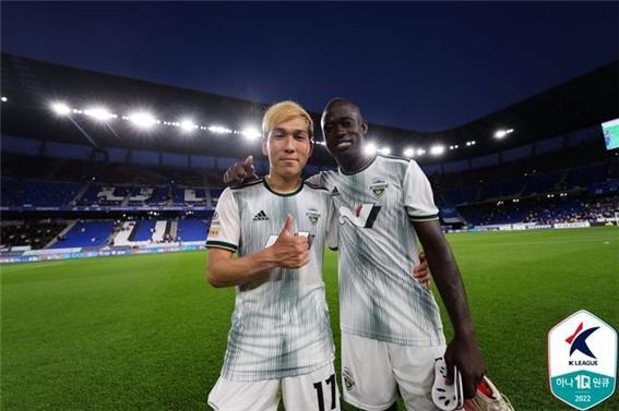 승리의 주역 쿠니모토와 바로우(사진=한국프로축구연맹)
